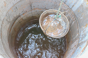 Опустошение воды из колодца и очистка его от загрязнений и отложений